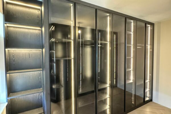 HKN-Kledingkast met glazen deuren en led verlichting. zwart hout look