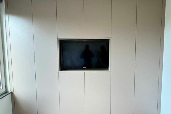 HKN-Kledingkast op slaapkamer met TV er in
