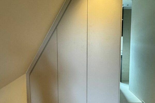 HKN-Schuine Kleding kast